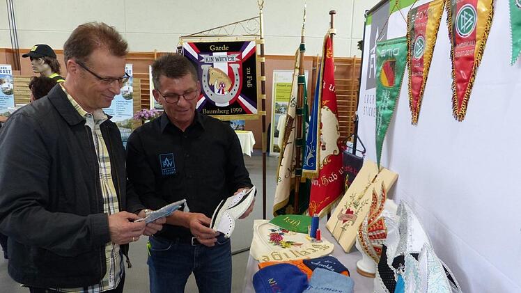 Am Stand der AFW-Creativ-Stickerei aus Mannsflur interessierte sich Jürgen Wiesel (links) aus Stammbach vor allem über die breite Karnevals-Produktpalette des Unternehmens, worüber ihn Manfred Rodler im Gespräch gerne informierte. Foto: kp