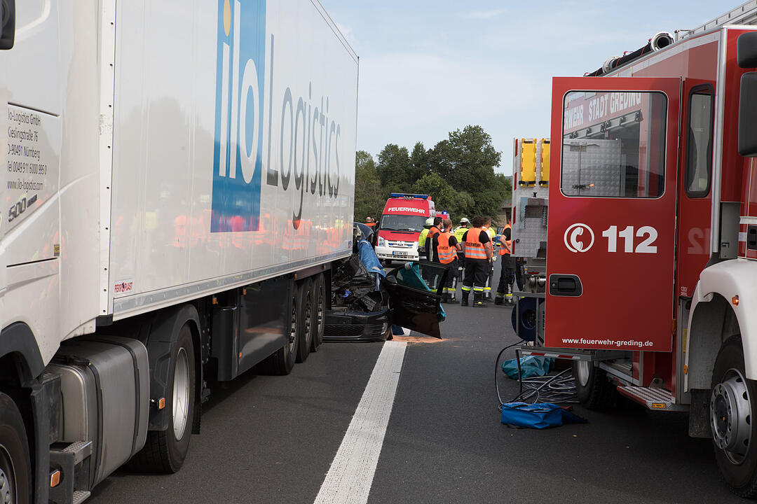 Vom Lkw mitgeschleift – Autofahrer auf A9 bei Greding lebensgefährlich verletzt