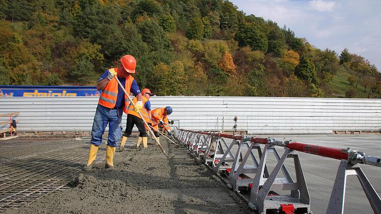 Jede Woche werden 25 Meter Autobahn-Brücke betoniert und übers Tal neben dem Klöffelsberg geschoben. Foto: Ralf Ruppert