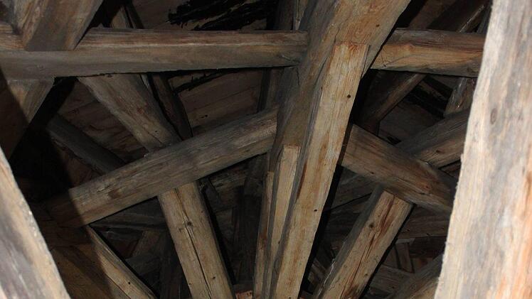 Blick ins Gebälk. Unterhaltungsarbeiten wurden am Turm regelmäßig vorgenommen, eine Dachsanierung 2005 mit neuer Schiefereindeckung.