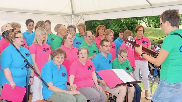 Gesangsauftritt der Offenen Behindertenarbeit Bad Kissingen unter Leitung von Monika Fella erhielt viel Beifall.  Fotos: Arthur Stollberger