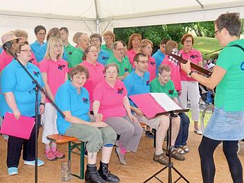 Gesangsauftritt der Offenen Behindertenarbeit Bad Kissingen unter Leitung von Monika Fella erhielt viel Beifall.  Fotos: Arthur Stollberger