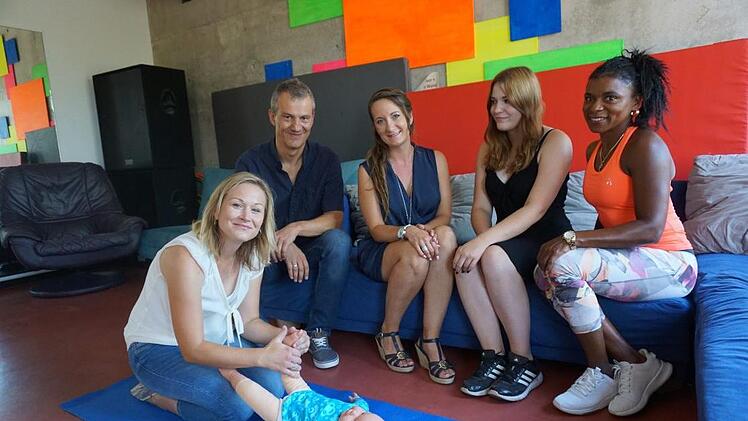 Jasmin Seeberger (vorne) bietet Kurse für Babymassagen an und Arignora Anabel Eibert (hinten rechts) vermittelt den Spaß am Tanzen. Verantwortlich für das VHS-Programm sind (hinten von links) Leiter Bernd Riehlein, Roswitha Wiegandt und Jasmin Reinhardt.   Foto: Tina Meier