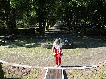 Ragnhild Lengenfelder sucht den Namen ihres gefallenen Schwiegervaters auf einer der neuen Gedenktafeln auf dem Parkfriedhof.Johannes Schlereth