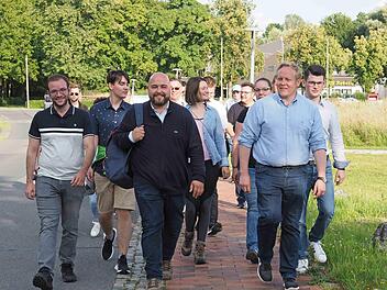 Tilman Kuban (rechts), Bundesvorsitzender der Jungen Union, war am Freitag nach Bad Rodach gekommen, um den Wahlkämpfer von der CSU, Dr. Jonas Geissler (vorne, Mitte), zu unterstützen. Dies verband man mit Wanderung und Brotzeit auf dem Georgenberg.