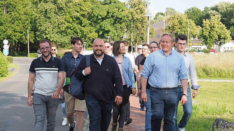 Tilman Kuban (rechts), Bundesvorsitzender der Jungen Union, war am Freitag nach Bad Rodach gekommen, um den Wahlkämpfer von der CSU, Dr. Jonas Geissler (vorne, Mitte), zu unterstützen. Dies verband man mit Wanderung und Brotzeit auf dem Georgenberg.