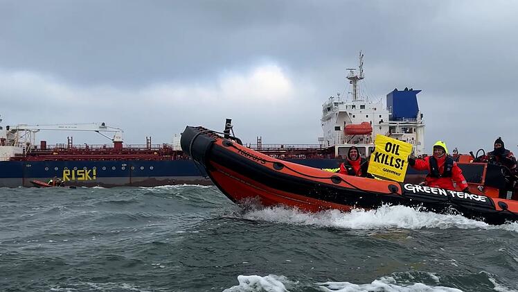 Die Schattentanker - hier hinter einem Greenpeace-Protestboot - stellen auch für die Umwelt ein erhebliches Risiko dar.
