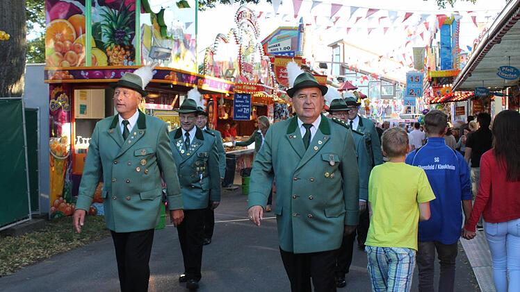 Eine runde über den Platz zu gehen, das ließen sich die Lichtenfelser Scharfschützen zum Auftakt ihres Festes nicht nehmen.