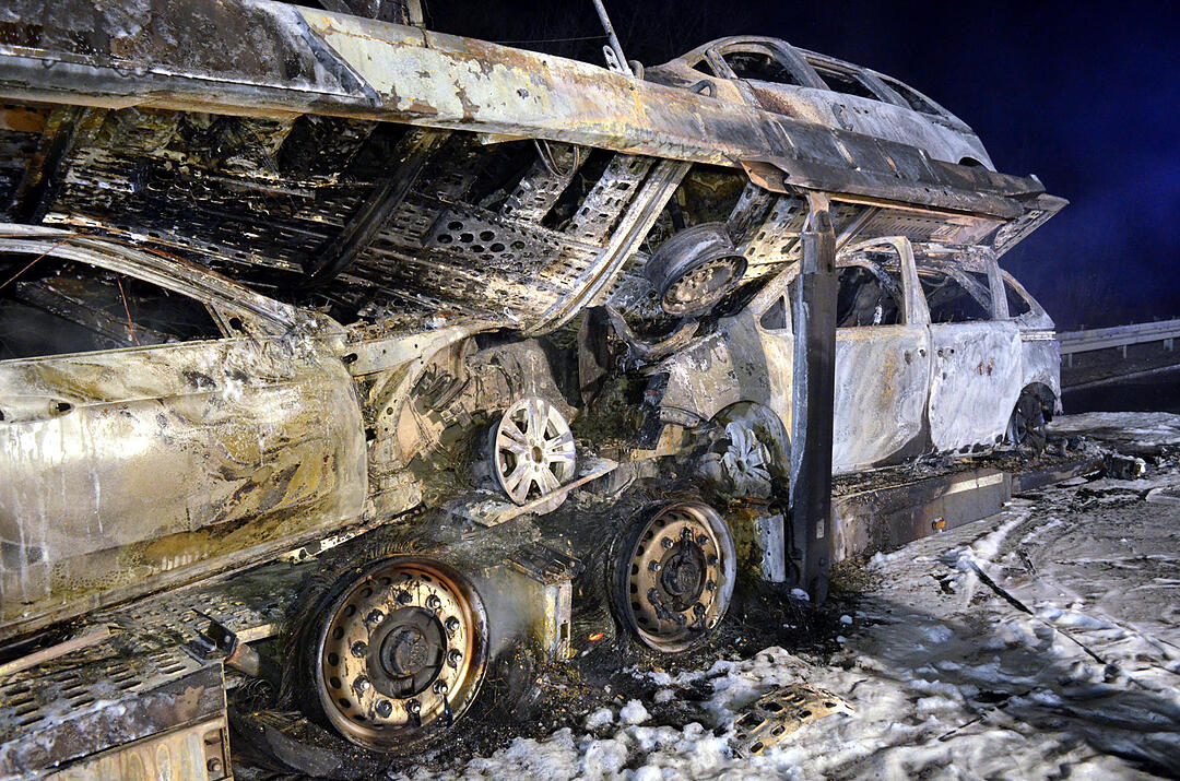 Autotransporter brennt auf A3 bei Helmstadt