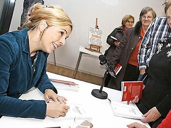 Eva-Maria Bast signierte nach der Lesung im Verlagshaus der Mediengruppe Oberfranken das Geheimnis-Buch. Foto: Barbara Herbst