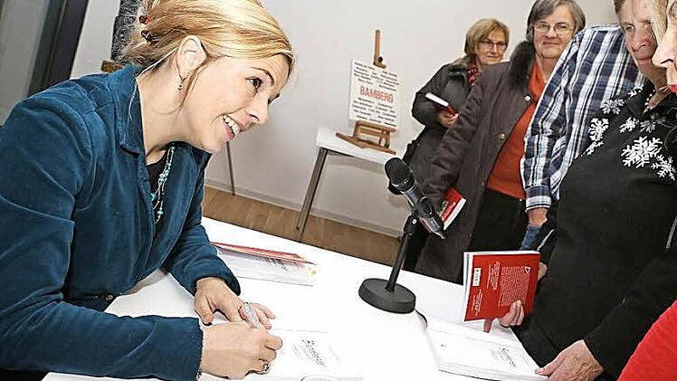 Eva-Maria Bast signierte nach der Lesung im Verlagshaus der Mediengruppe Oberfranken das Geheimnis-Buch. Foto: Barbara Herbst