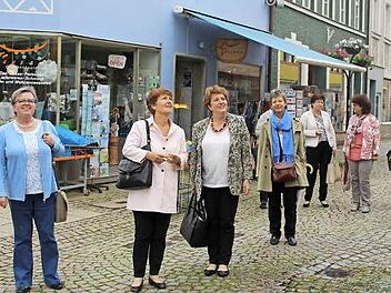 Bürgermeisterin Brigitte Meyerdierks (3. von links) inmitten Kolleginnen bei der Stadtführung durch Bad Brückenau.  Foto: Julia Raab