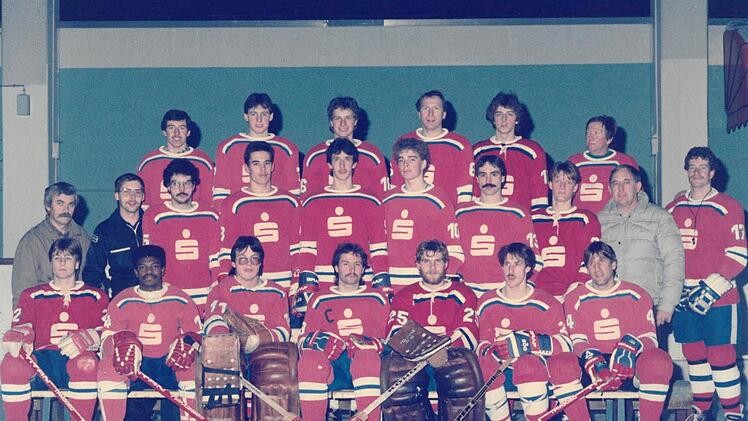 Unser Bild aus der Saison 1985/86 zeigt (hinten, von links) Christian Keul, Markus Fischer, Ralph Heinrich, Otto Granich, Rainer Blahe, Udo Pfleger; (mittlere Reihe, von links) Sportwart Walter Prein, Schiedsrichter Norbert Hoffmann, Stefan Kuhn, Harry Grundmann, Roland Meiser, Alexander Kuhn, Stefan Wagner, 2. Vorsitzenden Robert Fischer, Spielertrainer Mike Hawkins; (vorne, von links) Marin Wosnik, Emmanuel Alomo, Joachim Rest, Wolfgang Kratz, Ulli Schneider, Michael Grimm und Joachim Hengs...