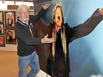 Helmut Ölschlegel mit einem der ganz Großen der Rockgeschichte: Mick Jagger im Plakatformat Foto: Ralf Kestel