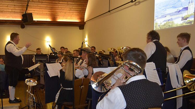 Reinhold Stärk dirigierte, spielte Tenorhorn und glänzte als Solist am Alphorn.  Foto: Andreas Welz