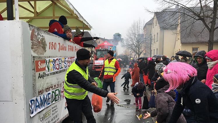 Beim Buttenheimer Faschingszug Foto: Anette Schreiber