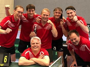 Die Tischtennis-Herren der TSG 2005 Bamberg haben nach dem zweiten Tabellenplatz in der Bezirksoberliga und den erfolgreichen Auftritten in der Relegation den Aufstieg in die Landsliga Nordnordost geschafft. Unser Bild zeigt das erfolgreiche Team mit (von links) Christian Schneider, Roland Lorek, Martin Oechsner (kniend), Jürgen Freiberger, Wolfgang Werner, Dominik Lelle und Klaus Mehl.  privat