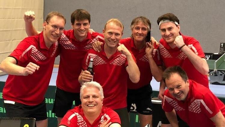 Die Tischtennis-Herren der TSG 2005 Bamberg haben nach dem zweiten Tabellenplatz in der Bezirksoberliga und den erfolgreichen Auftritten in der Relegation den Aufstieg in die Landsliga Nordnordost geschafft. Unser Bild zeigt das erfolgreiche Team mit (von links) Christian Schneider, Roland Lorek, Martin Oechsner (kniend), Jürgen Freiberger, Wolfgang Werner, Dominik Lelle und Klaus Mehl.  privat