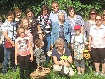 Die Gruppe der Hobbygartler des Gartenbauvereins Gundelsdorf mit Christina Zehnter (kniend in der Mitte)  Foto: K.- H. Hofmann