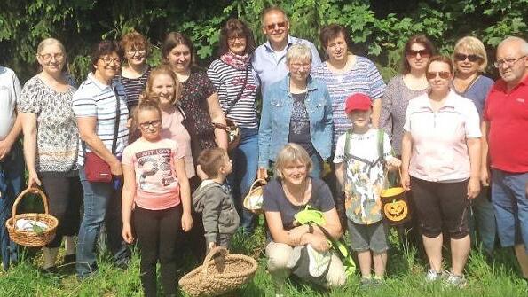 Die Gruppe der Hobbygartler des Gartenbauvereins Gundelsdorf mit Christina Zehnter (kniend in der Mitte)  Foto: K.- H. Hofmann
