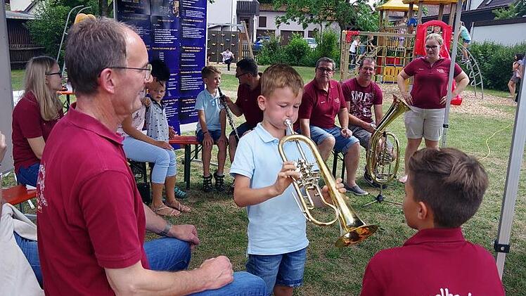Beim Instrumenten-Karussell des Musikvereins durften angehende Musiker mal ordentlich die Backen aufblasen.Heike Schülein