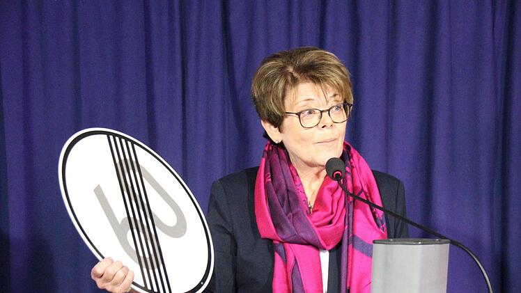 Elke Protzmann glaubt, dass  Frank Rebhan auch mit 60 noch lange nicht seine Geschwindigkeit reduzieren wird. Deshalb gab es das klassische "Tempo 60"-Schild auch in der umgekehrten Variante.Oliver Schmidt