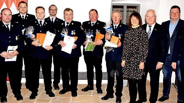 F&uuml;r ihre langj&auml;hrige aktive Dienstzeit wurden bei der Jahresschlusssitzung des Stadtrates von Burgkunstadt (von links) Matthias Gro&szlig;, Sven Weberpals, Michael Kannengie&szlig;er, J&uuml;rgen Scheibel, Marc Pock, R&uuml;diger Mahler, Udo Martin und Roland Schmidt ausgezeichnet; mit auf dem Bild sind (von rechts) Kreisbrandrat Timm Vogler, Thomas Geu&szlig; vom Landratsamt Lichtenfels, Stellvertretender Landrat Helmut Fischer und B&uuml;rgermeisterin Christine Frie&szlig;. Fotos: : Dieter Radziej.