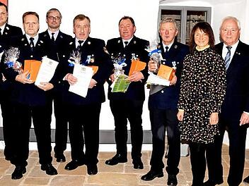 Für ihre langjährige aktive Dienstzeit wurden bei der Jahresschlusssitzung des Stadtrates von Burgkunstadt (von links) Matthias Groß, Sven Weberpals, Michael Kannengießer, Jürgen Scheibel, Marc Pock, Rüdiger Mahler, Udo Martin und Roland Schmidt ausgezeichnet; mit auf dem Bild sind (von rechts) Kreisbrandrat Timm Vogler, Thomas Geuß vom Landratsamt Lichtenfels, Stellvertretender Landrat Helmut Fischer und Bürgermeisterin Christine Frieß. Fotos: : Dieter Radziej.