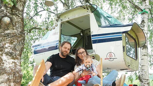 Benedikt und Linda Schmidt haben den Rumpf einer  Cessna 152 zwischen  den Birken in ihrem Garten aufgehängt. Ein Kindheitstraum ging für sie  in Erfüllung. Foto: Marion Eckert