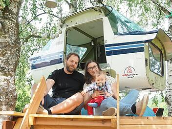 Benedikt und Linda Schmidt haben den Rumpf einer  Cessna 152 zwischen  den Birken in ihrem Garten aufgehängt. Ein Kindheitstraum ging für sie  in Erfüllung. Foto: Marion Eckert