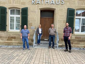 Forstwirt Wolfgang Fuchs (3.v.l.) feierte sein 25-jähriges Dienstjubiläum in der Gemeinde Thundorf. Ihm gratulierten (von links) Michael Müller (Sachbearbeiter der Vgem. Maßbach), Judith Dekant (1. Bürgermeisterin),  und Revierförster Matthias Lunz.Philipp Bauernschubert