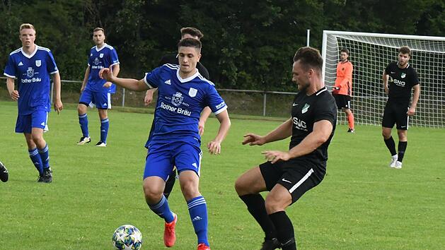 Eine &uuml;berzeugende Vorstellung bot Lucas Fleischmann (am Ball, gegen Nico Radkiewicz) mit dem TSV M&uuml;nnerstadt beim 2:0-Erfolg &uuml;ber den TSV Forst. Foto: Hopf