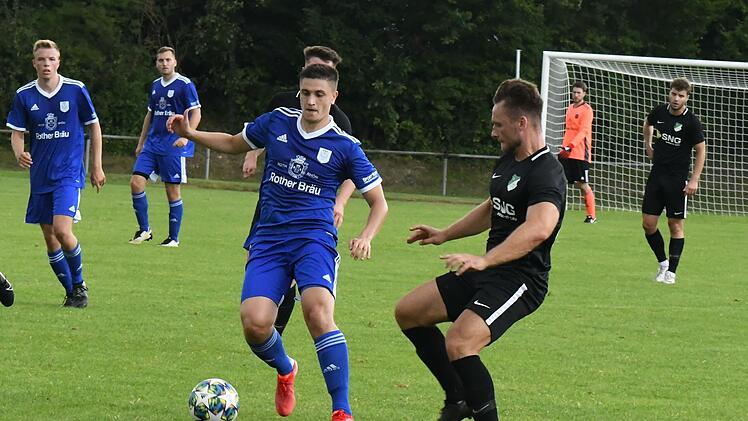 Eine überzeugende Vorstellung bot Lucas Fleischmann (am Ball, gegen Nico Radkiewicz) mit dem TSV Münnerstadt beim 2:0-Erfolg über den TSV Forst. Foto: Hopf