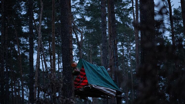 Aktivisten besetzen Waldstück bei Tesla-Werk in Grünheide