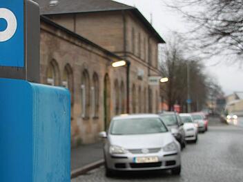 Wer am Kulmbacher Bahnhof parkt, muss zahlen.  Foto: Vanessa Schneider