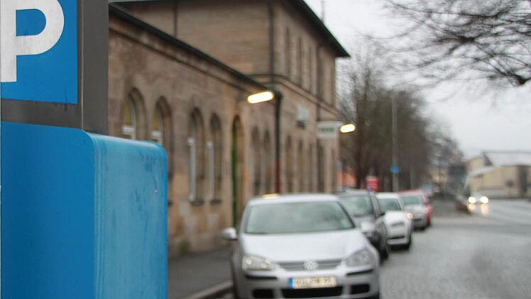 Wer am Kulmbacher Bahnhof parkt, muss zahlen.  Foto: Vanessa Schneider