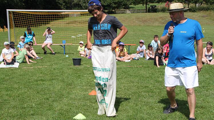 Lorenz zeigt den anderen Kindern die nächste Disziplin. Betreuer Roland Haas erklärt die Aufgabe. Fotos: Sebastian Vogt