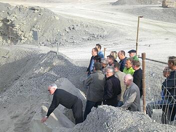 Es wird eng in der Erdaushubdeponie im Langendorfer Steinbruch. Der Gemeinderat will deshalb neue Flächen generieren.  Foto: Winfried Ehling