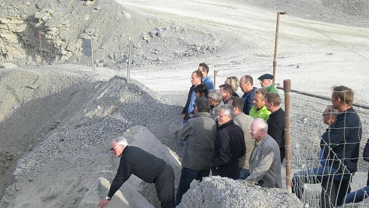 Es wird eng in der Erdaushubdeponie im Langendorfer Steinbruch. Der Gemeinderat will deshalb neue Flächen generieren.  Foto: Winfried Ehling