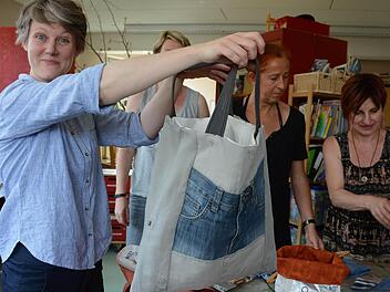 Aus Alt mach Neu: Die selbstgenähten Taschen kommen gut an. Foto: Elisabeth Assmann
