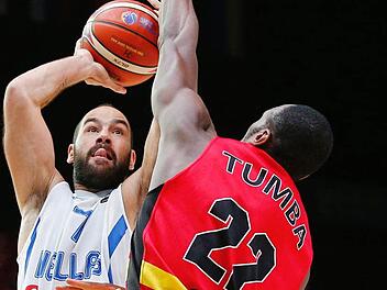 Der griechische Aufbauspieler Vassilis Spanoulis (links) versucht hier gegen den Belgier Kevin Tumba zu einem Wurf anzusetzen. Foto: Yoan Valat/dpa