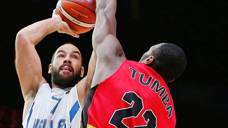 Der griechische Aufbauspieler Vassilis Spanoulis (links) versucht hier gegen den Belgier Kevin Tumba zu einem Wurf anzusetzen. Foto: Yoan Valat/dpa