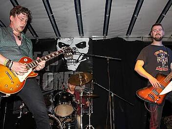 Gitarrist Kai Wagner (links), Sänger und Bassist Andreas Niemczyk sowie Schlagzeuger Adrian Heckel von der Hardrock-Band "Dead & Stoned" wollen in Altenkunstadt Metal-Fans für ihre Musik begeistern. Foto: Stöckel