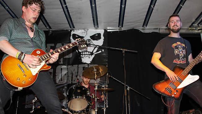 Gitarrist Kai Wagner (links), Sänger und Bassist Andreas Niemczyk sowie Schlagzeuger Adrian Heckel von der Hardrock-Band "Dead & Stoned" wollen in Altenkunstadt Metal-Fans für ihre Musik begeistern. Foto: Stöckel