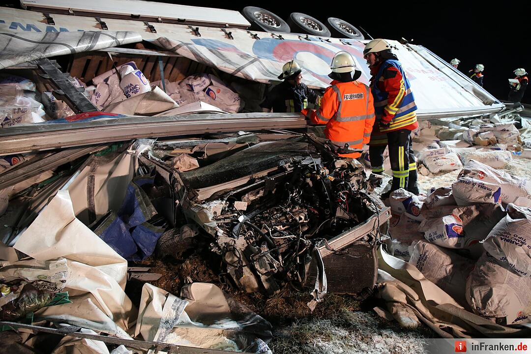Lkw begräbt Pkw unter sich