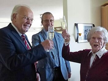 Stellvertretender Landrat Edgar Büttner (l.) und Zweiter Bürgermeister Michael Knörlein stoßen mit Maria Dengler an. Foto: Pauline Lindner