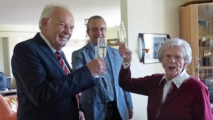 Stellvertretender Landrat Edgar Büttner (l.) und Zweiter Bürgermeister Michael Knörlein stoßen mit Maria Dengler an. Foto: Pauline Lindner