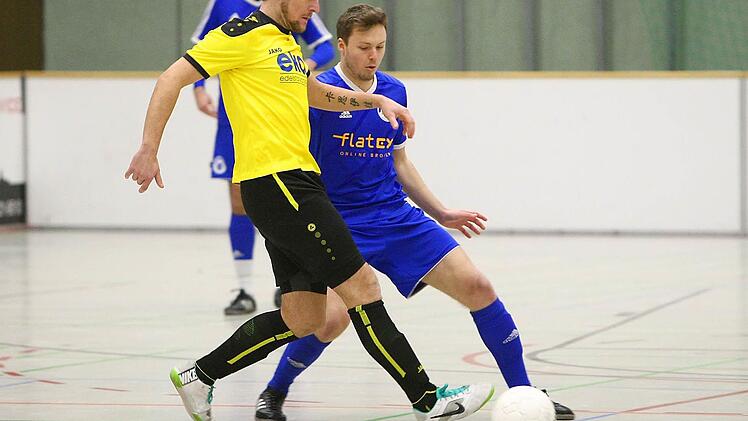 Der Stanicher Claus Baumgärnter (gelbes Trikot) im Duell mit ATS-Spieler Jan Buchta. Foto: Monika Limmer
