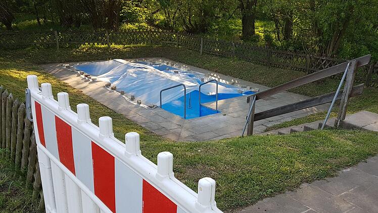 Noch ist kein Wasser im Kneippbecken bei Seidmannsdorf, das frische Blau wirkt aber auch ohne schon einladend.Ulrike Nauer