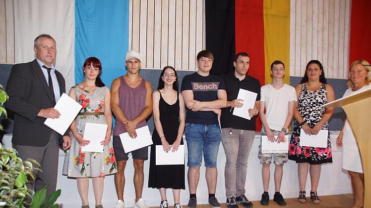 Die besten Leistungen in den Berufsfachschulen und im Englisch-Zertifikat belohnte Herbert Elflein für den Freundeskreis der Berufsschule mit Preisen.S. Weinbeer